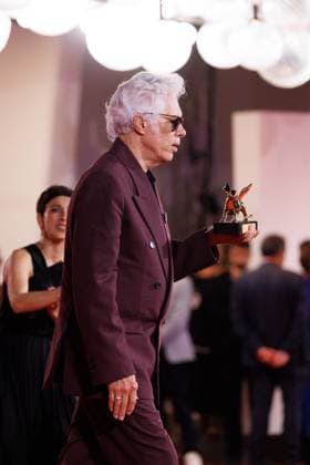 News - 2025 Winners Photocall - The 82nd Venice International Film Festival Jim Jarmusch poses with the Golden Lion for Best Film for Father Mother Sister Brother during the winners photocall at the 82nd Venice International Film Festival on September 06, 2025 in Venice, Italy. Photo: Cinzia Camela. Lido di Venezia Palazzo del Cinema Italy Copyright: xCinziaxCamelax xLiveMediax LPN_2012914