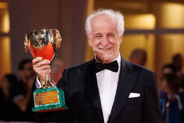 News - 2025 Winners Photocall - The 82nd Venice International Film Festival Toni Servillo poses with the Coppa Volpi for Best Actor for La Grazia during the winners photocall at the 82nd Venice International Film Festival on September 06, 2025 in Venice, Italy. Photo: Cinzia Camela. Lido di Venezia Palazzo del Cinema Italy Copyright: xCinziaxCamelax xLiveMediax LPN_2012915
