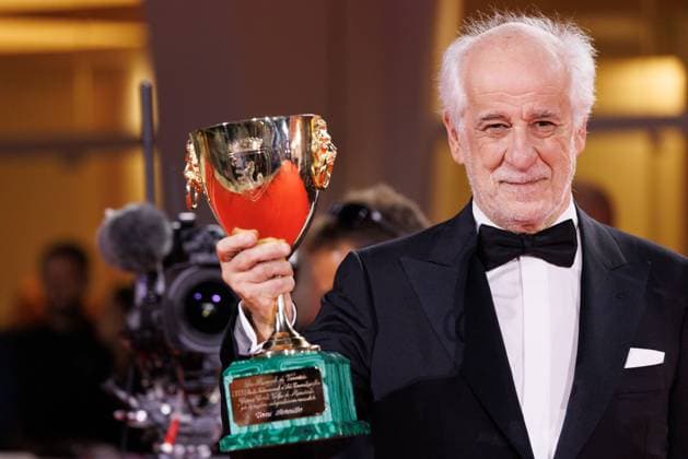 News - 2025 Winners Photocall - The 82nd Venice International Film Festival Toni Servillo poses with the Coppa Volpi for Best Actor for La Grazia during the winners photocall at the 82nd Venice International Film Festival on September 06, 2025 in Venice, Italy. Photo: Cinzia Camela. Lido di Venezia Palazzo del Cinema Italy Copyright: xCinziaxCamelax xLiveMediax LPN_2012916