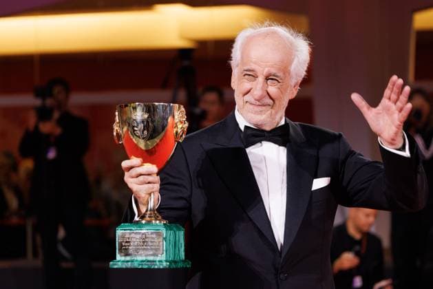 News - 2025 Winners Photocall - The 82nd Venice International Film Festival Toni Servillo poses with the Coppa Volpi for Best Actor for La Grazia during the winners photocall at the 82nd Venice International Film Festival on September 06, 2025 in Venice, Italy. Photo: Cinzia Camela. Lido di Venezia Palazzo del Cinema Italy Copyright: xCinziaxCamelax xLiveMediax LPN_2012917