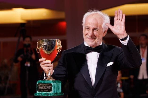 News - 2025 Winners Photocall - The 82nd Venice International Film Festival Toni Servillo poses with the Coppa Volpi for Best Actor for La Grazia during the winners photocall at the 82nd Venice International Film Festival on September 06, 2025 in Venice, Italy. Photo: Cinzia Camela. Lido di Venezia Palazzo del Cinema Italy Copyright: xCinziaxCamelax xLiveMediax LPN_2012918