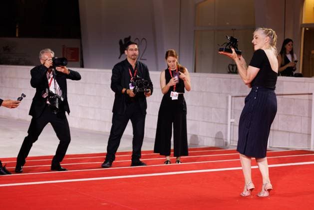 News - 2025 Winners Photocall - The 82nd Venice International Film Festival Valerie Donzelli poses with the Best Screenplay Award for A pied d oeuvre (At Work) during the winners photocall at the 82nd Venice International Film Festival on September 06, 2025 in Venice, Italy. Photo: Cinzia Camela. Lido di Venezia Palazzo del Cinema Italy Copyright: xCinziaxCamelax xLiveMediax LPN_2012919