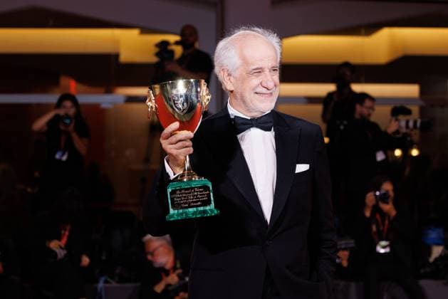 News - 2025 Winners Photocall - The 82nd Venice International Film Festival Toni Servillo poses with the Coppa Volpi for Best Actor for La Grazia during the winners photocall at the 82nd Venice International Film Festival on September 06, 2025 in Venice, Italy. Photo: Cinzia Camela. Lido di Venezia Palazzo del Cinema Italy Copyright: xCinziaxCamelax xLiveMediax LPN_2012920