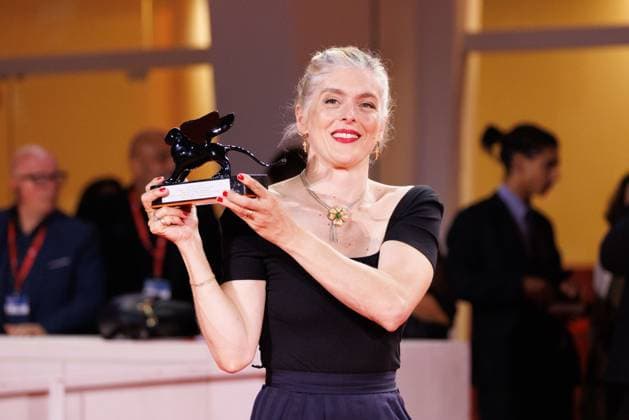 News - 2025 Winners Photocall - The 82nd Venice International Film Festival Valerie Donzelli poses with the Best Screenplay Award for A pied d oeuvre (At Work) during the winners photocall at the 82nd Venice International Film Festival on September 06, 2025 in Venice, Italy. Photo: Cinzia Camela. Lido di Venezia Palazzo del Cinema Italy Copyright: xCinziaxCamelax xLiveMediax LPN_2012921