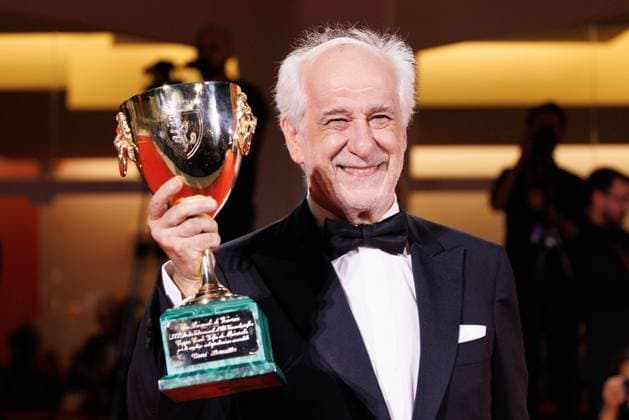 News - 2025 Winners Photocall - The 82nd Venice International Film Festival Toni Servillo poses with the Coppa Volpi for Best Actor for La Grazia during the winners photocall at the 82nd Venice International Film Festival on September 06, 2025 in Venice, Italy. Photo: Cinzia Camela. Lido di Venezia Palazzo del Cinema Italy Copyright: xCinziaxCamelax xLiveMediax LPN_2012922