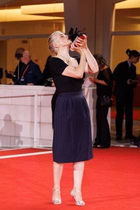 News - 2025 Winners Photocall - The 82nd Venice International Film Festival Valerie Donzelli poses with the Best Screenplay Award for A pied d oeuvre (At Work) during the winners photocall at the 82nd Venice International Film Festival on September 06, 2025 in Venice, Italy. Photo: Cinzia Camela. Lido di Venezia Palazzo del Cinema Italy Copyright: xCinziaxCamelax xLiveMediax LPN_2012923