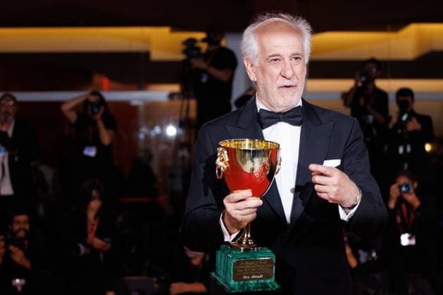 News - 2025 Winners Photocall - The 82nd Venice International Film Festival Toni Servillo poses with the Coppa Volpi for Best Actor for La Grazia during the winners photocall at the 82nd Venice International Film Festival on September 06, 2025 in Venice, Italy. Photo: Cinzia Camela. Lido di Venezia Palazzo del Cinema Italy Copyright: xCinziaxCamelax xLiveMediax LPN_2012924