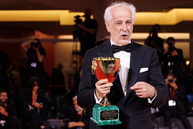 News - 2025 Winners Photocall - The 82nd Venice International Film Festival Toni Servillo poses with the Coppa Volpi for Best Actor for La Grazia during the winners photocall at the 82nd Venice International Film Festival on September 06, 2025 in Venice, Italy. Photo: Cinzia Camela. Lido di Venezia Palazzo del Cinema Italy Copyright: xCinziaxCamelax xLiveMediax LPN_2012926