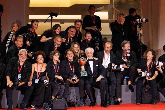 News - 2025 Winners Photocall - The 82nd Venice International Film Festival Toni Servillo poses with the Coppa Volpi for Best Actor for La Grazia during the winners photocall at the 82nd Venice International Film Festival on September 06, 2025 in Venice, Italy. Photo: Cinzia Camela. Lido di Venezia Palazzo del Cinema Italy Copyright: xCinziaxCamelax xLiveMediax LPN_2012928