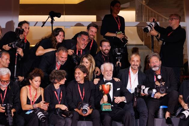 News - 2025 Winners Photocall - The 82nd Venice International Film Festival Toni Servillo poses with the Coppa Volpi for Best Actor for La Grazia during the winners photocall at the 82nd Venice International Film Festival on September 06, 2025 in Venice, Italy. Photo: Cinzia Camela. Lido di Venezia Palazzo del Cinema Italy Copyright: xCinziaxCamelax xLiveMediax LPN_2012930