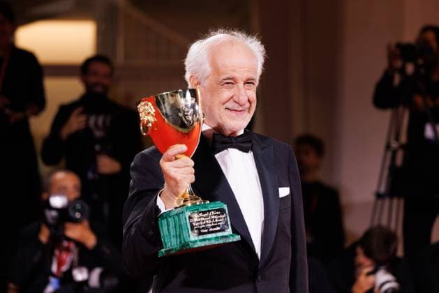 News - 2025 Winners Photocall - The 82nd Venice International Film Festival Toni Servillo poses with the Coppa Volpi for Best Actor for La Grazia during the winners photocall at the 82nd Venice International Film Festival on September 06, 2025 in Venice, Italy. Photo: Cinzia Camela. Lido di Venezia Palazzo del Cinema Italy Copyright: xCinziaxCamelax xLiveMediax LPN_2012932
