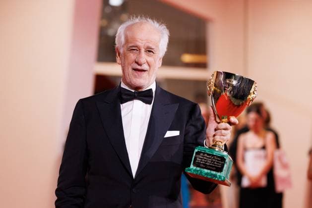 News - 2025 Winners Photocall - The 82nd Venice International Film Festival Toni Servillo poses with the Coppa Volpi for Best Actor for La Grazia during the winners photocall at the 82nd Venice International Film Festival on September 06, 2025 in Venice, Italy. Photo: Cinzia Camela. Lido di Venezia Palazzo del Cinema Italy Copyright: xCinziaxCamelax xLiveMediax LPN_2012934