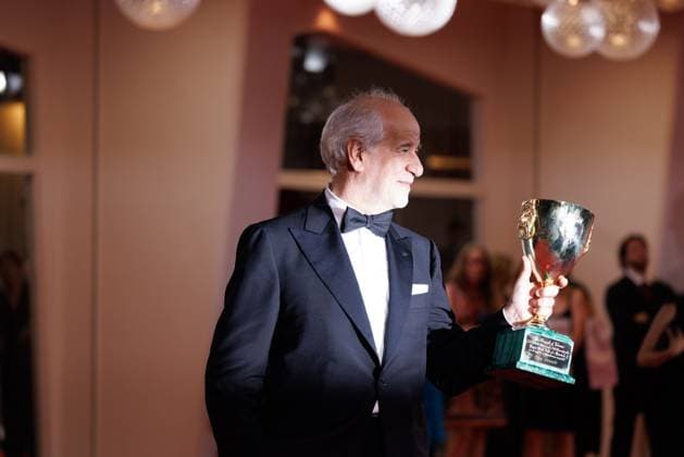 News - 2025 Winners Photocall - The 82nd Venice International Film Festival Toni Servillo poses with the Coppa Volpi for Best Actor for La Grazia during the winners photocall at the 82nd Venice International Film Festival on September 06, 2025 in Venice, Italy. Photo: Cinzia Camela. Lido di Venezia Palazzo del Cinema Italy Copyright: xCinziaxCamelax xLiveMediax LPN_2012936