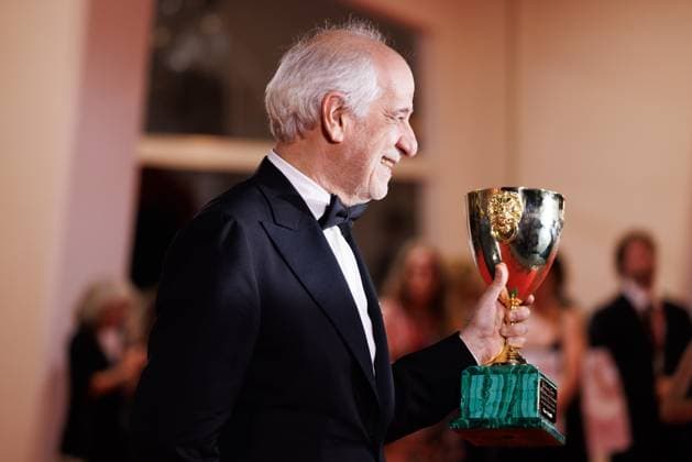 News - 2025 Winners Photocall - The 82nd Venice International Film Festival Toni Servillo poses with the Coppa Volpi for Best Actor for La Grazia during the winners photocall at the 82nd Venice International Film Festival on September 06, 2025 in Venice, Italy. Photo: Cinzia Camela. Lido di Venezia Palazzo del Cinema Italy Copyright: xCinziaxCamelax xLiveMediax LPN_2012938