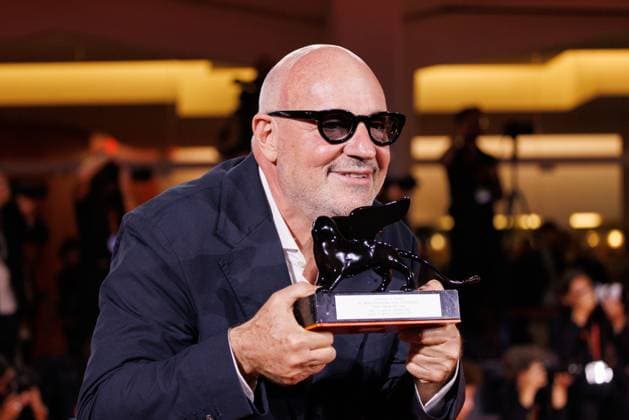 News - 2025 Winners Photocall - The 82nd Venice International Film Festival Gianfranco Rosi poses with the Special Jury Prize for Below the Clouds during the winners photocall at the 82nd Venice International Film Festival on September 06, 2025 in Venice, Italy. Photo: Cinzia Camela. Lido di Venezia Palazzo del Cinema Italy Copyright: xCinziaxCamelax xLiveMediax LPN_2012940