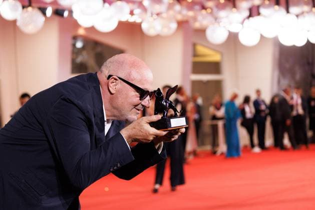 News - 2025 Winners Photocall - The 82nd Venice International Film Festival Gianfranco Rosi poses with the Special Jury Prize for Below the Clouds during the winners photocall at the 82nd Venice International Film Festival on September 06, 2025 in Venice, Italy. Photo: Cinzia Camela. Lido di Venezia Palazzo del Cinema Italy Copyright: xCinziaxCamelax xLiveMediax LPN_2012943