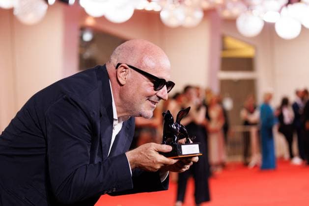 News - 2025 Winners Photocall - The 82nd Venice International Film Festival Gianfranco Rosi poses with the Special Jury Prize for Below the Clouds during the winners photocall at the 82nd Venice International Film Festival on September 06, 2025 in Venice, Italy. Photo: Cinzia Camela. Lido di Venezia Palazzo del Cinema Italy Copyright: xCinziaxCamelax xLiveMediax LPN_2012945