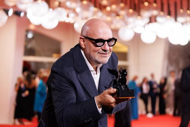 News - 2025 Winners Photocall - The 82nd Venice International Film Festival Gianfranco Rosi poses with the Special Jury Prize for Below the Clouds during the winners photocall at the 82nd Venice International Film Festival on September 06, 2025 in Venice, Italy. Photo: Cinzia Camela. Lido di Venezia Palazzo del Cinema Italy Copyright: xCinziaxCamelax xLiveMediax LPN_2012947