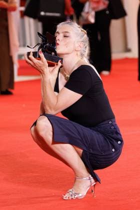 News - 2025 Winners Photocall - The 82nd Venice International Film Festival Valerie Donzelli poses with the Best Screenplay Award for A pied d oeuvre (At Work) during the winners photocall at the 82nd Venice International Film Festival on September 06, 2025 in Venice, Italy. Photo: Cinzia Camela. Lido di Venezia Palazzo del Cinema Italy Copyright: xCinziaxCamelax xLiveMediax LPN_2012948