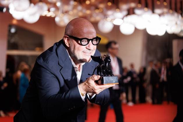 News - 2025 Winners Photocall - The 82nd Venice International Film Festival Gianfranco Rosi poses with the Special Jury Prize for Below the Clouds during the winners photocall at the 82nd Venice International Film Festival on September 06, 2025 in Venice, Italy. Photo: Cinzia Camela. Lido di Venezia Palazzo del Cinema Italy Copyright: xCinziaxCamelax xLiveMediax LPN_2012949