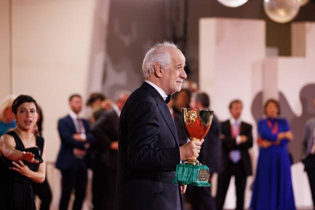 News - 2025 Winners Photocall - The 82nd Venice International Film Festival Toni Servillo poses with the Coppa Volpi for Best Actor for La Grazia during the winners photocall at the 82nd Venice International Film Festival on September 06, 2025 in Venice, Italy. Photo: Cinzia Camela. Lido di Venezia Palazzo del Cinema Italy Copyright: xCinziaxCamelax xLiveMediax LPN_2012951