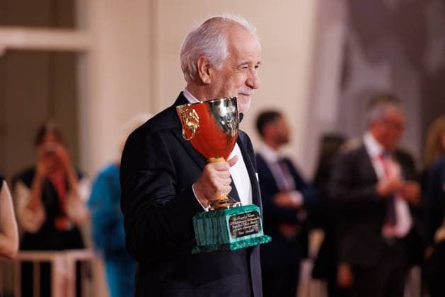 News - 2025 Winners Photocall - The 82nd Venice International Film Festival Toni Servillo poses with the Coppa Volpi for Best Actor for La Grazia during the winners photocall at the 82nd Venice International Film Festival on September 06, 2025 in Venice, Italy. Photo: Cinzia Camela. Lido di Venezia Palazzo del Cinema Italy Copyright: xCinziaxCamelax xLiveMediax LPN_2012953