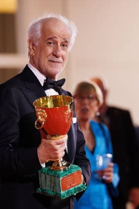 News - 2025 Winners Photocall - The 82nd Venice International Film Festival Toni Servillo poses with the Coppa Volpi for Best Actor for La Grazia during the winners photocall at the 82nd Venice International Film Festival on September 06, 2025 in Venice, Italy. Photo: Cinzia Camela. Lido di Venezia Palazzo del Cinema Italy Copyright: xCinziaxCamelax xLiveMediax LPN_2012955