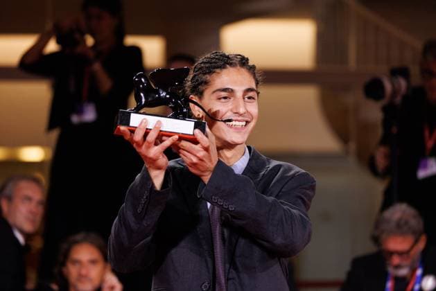 News - 2025 Winners Photocall - The 82nd Venice International Film Festival Giacomo Covi poses with Orizzonti Best Actor Award for Un Anno di Scuola (A Year of School) during the winners photocall at the 82nd Venice International Film Festival on September 06, 2025 in Venice, Italy. Photo: Cinzia Camela. Lido di Venezia Palazzo del Cinema Italy Copyright: xCinziaxCamelax xLiveMediax LPN_2012958