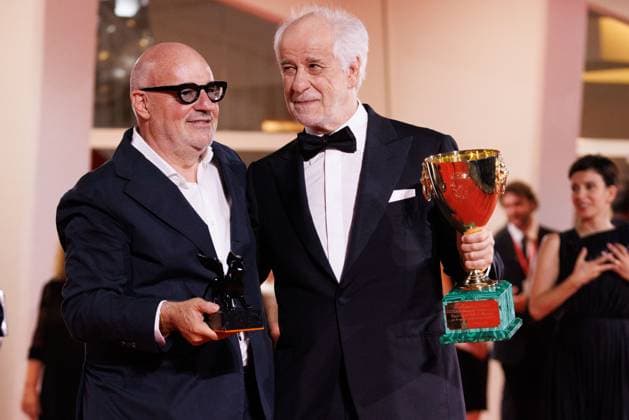 News - 2025 Winners Photocall - The 82nd Venice International Film Festival Gianfranco Rosi poses with the Special Jury Prize for Below the Clouds and Toni Servillo poses with the Coppa Volpi for Best Actor for La Grazia during the winners photocall at the 82nd Venice International Film Festival on September 06, 2025 in Venice, Italy. Photo: Cinzia Camela. Lido di Venezia Palazzo del Cinema Italy Copyright: xCinziaxCamelax xLiveMediax LPN_2012962