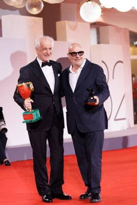 News - 2025 Winners Photocall - The 82nd Venice International Film Festival Gianfranco Rosi poses with the Special Jury Prize for Below the Clouds and Toni Servillo poses with the Coppa Volpi for Best Actor for La Grazia during the winners photocall at the 82nd Venice International Film Festival on September 06, 2025 in Venice, Italy. Photo: Cinzia Camela. Lido di Venezia Palazzo del Cinema Italy Copyright: xCinziaxCamelax xLiveMediax LPN_2012966