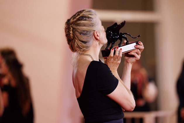 News - 2025 Winners Photocall - The 82nd Venice International Film Festival Valerie Donzelli poses with the Best Screenplay Award for A pied d oeuvre (At Work) during the winners photocall at the 82nd Venice International Film Festival on September 06, 2025 in Venice, Italy. Photo: Cinzia Camela. Lido di Venezia Palazzo del Cinema Italy Copyright: xCinziaxCamelax xLiveMediax LPN_2012967
