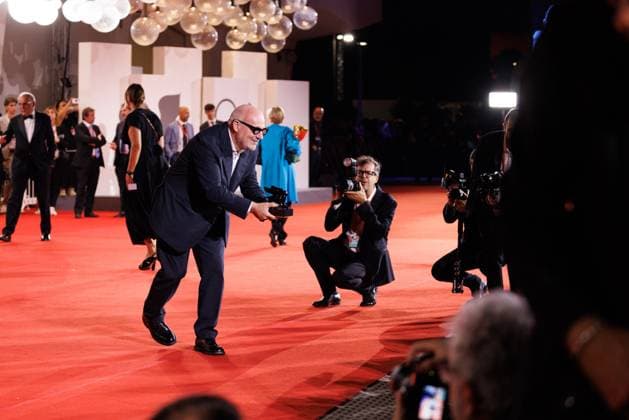 News - 2025 Winners Photocall - The 82nd Venice International Film Festival Gianfranco Rosi poses with the Special Jury Prize for Below the Clouds during the winners photocall at the 82nd Venice International Film Festival on September 06, 2025 in Venice, Italy. Photo: Cinzia Camela. Lido di Venezia Palazzo del Cinema Italy Copyright: xCinziaxCamelax xLiveMediax LPN_2012968