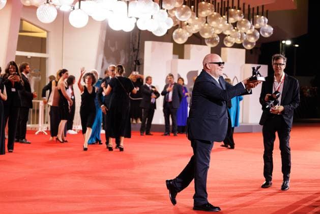 News - 2025 Winners Photocall - The 82nd Venice International Film Festival Gianfranco Rosi poses with the Special Jury Prize for Below the Clouds during the winners photocall at the 82nd Venice International Film Festival on September 06, 2025 in Venice, Italy. Photo: Cinzia Camela. Lido di Venezia Palazzo del Cinema Italy Copyright: xCinziaxCamelax xLiveMediax LPN_2012970