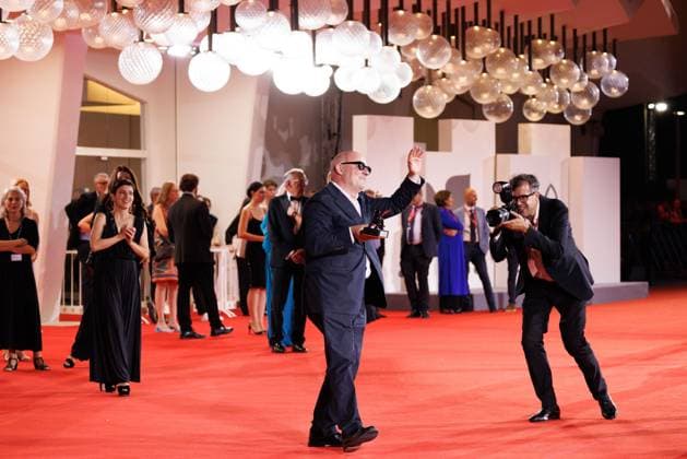 News - 2025 Winners Photocall - The 82nd Venice International Film Festival Gianfranco Rosi poses with the Special Jury Prize for Below the Clouds during the winners photocall at the 82nd Venice International Film Festival on September 06, 2025 in Venice, Italy. Photo: Cinzia Camela. Lido di Venezia Palazzo del Cinema Italy Copyright: xCinziaxCamelax xLiveMediax LPN_2012972
