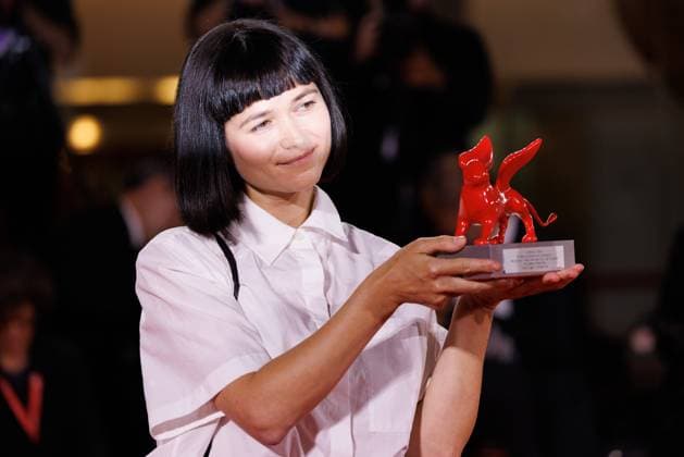 News - 2025 Winners Photocall - The 82nd Venice International Film Festival Nastia Korkia poses with the Luigi De Laurentis Award for Debut Film for Short Summer during the winners photocall at the 82nd Venice International Film Festival on September 06, 2025 in Venice, Italy. Photo: Cinzia Camela. Lido di Venezia Palazzo del Cinema Italy Copyright: xCinziaxCamelax xLiveMediax LPN_2012982
