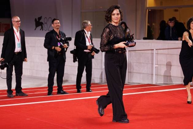 News - 2025 Winners Photocall - The 82nd Venice International Film Festival Ana Cristina Barragan poses with the Orizzonti Best Screenplay Award for Hiedra (The Ivy) during the winners photocall at the 82nd Venice International Film Festival on September 06, 2025 in Venice, Italy. Photo: Cinzia Camela. Lido di Venezia Palazzo del Cinema Italy Copyright: xCinziaxCamelax xLiveMediax LPN_2012984