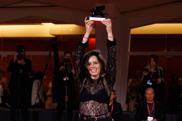 News - 2025 Winners Photocall - The 82nd Venice International Film Festival Ana Cristina Barragan poses with the Orizzonti Best Screenplay Award for Hiedra (The Ivy) during the winners photocall at the 82nd Venice International Film Festival on September 06, 2025 in Venice, Italy. Photo: Cinzia Camela. Lido di Venezia Palazzo del Cinema Italy Copyright: xCinziaxCamelax xLiveMediax LPN_2012986