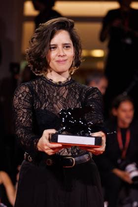 News - 2025 Winners Photocall - The 82nd Venice International Film Festival Ana Cristina Barragan poses with the Orizzonti Best Screenplay Award for Hiedra (The Ivy) during the winners photocall at the 82nd Venice International Film Festival on September 06, 2025 in Venice, Italy. Photo: Cinzia Camela. Lido di Venezia Palazzo del Cinema Italy Copyright: xCinziaxCamelax xLiveMediax LPN_2012989