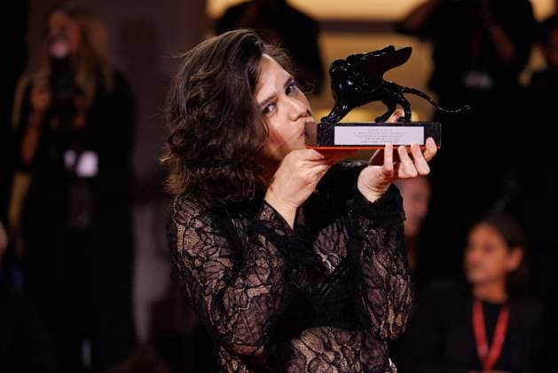 News - 2025 Winners Photocall - The 82nd Venice International Film Festival Ana Cristina Barragan poses with the Orizzonti Best Screenplay Award for Hiedra (The Ivy) during the winners photocall at the 82nd Venice International Film Festival on September 06, 2025 in Venice, Italy. Photo: Cinzia Camela. Lido di Venezia Palazzo del Cinema Italy Copyright: xCinziaxCamelax xLiveMediax LPN_2012993