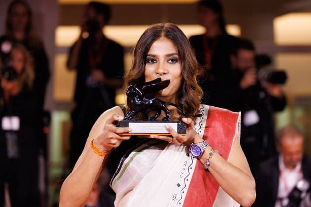 News - 2025 Winners Photocall - The 82nd Venice International Film Festival Anuparna Roy poses with the Orizzonti Best Director Award for Songs of Forgotten Treesduring the winners photocall at the 82nd Venice International Film Festival on September 06, 2025 in Venice, Italy. Photo: Cinzia Camela. Lido di Venezia Palazzo del Cinema Italy Copyright: xCinziaxCamelax xLiveMediax LPN_2013002