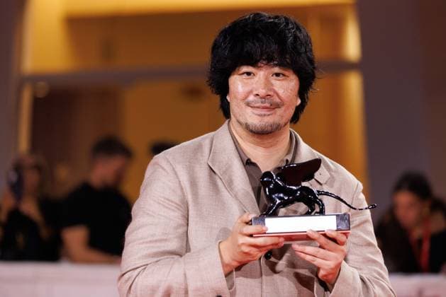 News - 2025 Winners Photocall - The 82nd Venice International Film Festival Akio Fujimoto poses with the Orizzonti Special Jury Prize for Hara Watan (Lost Land) during the winners photocall at the 82nd Venice International Film Festival on September 06, 2025 in Venice, Italy. Photo: Cinzia Camela. Lido di Venezia Palazzo del Cinema Italy Copyright: xCinziaxCamelax xLiveMediax LPN_2013006