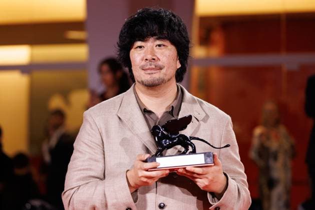 News - 2025 Winners Photocall - The 82nd Venice International Film Festival Akio Fujimoto poses with the Orizzonti Special Jury Prize for Hara Watan (Lost Land) during the winners photocall at the 82nd Venice International Film Festival on September 06, 2025 in Venice, Italy. Photo: Cinzia Camela. Lido di Venezia Palazzo del Cinema Italy Copyright: xCinziaxCamelax xLiveMediax LPN_2013007
