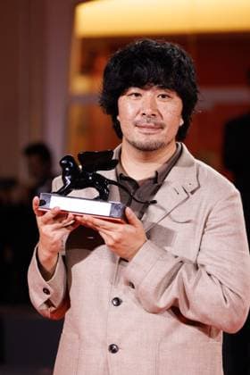 News - 2025 Winners Photocall - The 82nd Venice International Film Festival Akio Fujimoto poses with the Orizzonti Special Jury Prize for Hara Watan (Lost Land) during the winners photocall at the 82nd Venice International Film Festival on September 06, 2025 in Venice, Italy. Photo: Cinzia Camela. Lido di Venezia Palazzo del Cinema Italy Copyright: xCinziaxCamelax xLiveMediax LPN_2013009