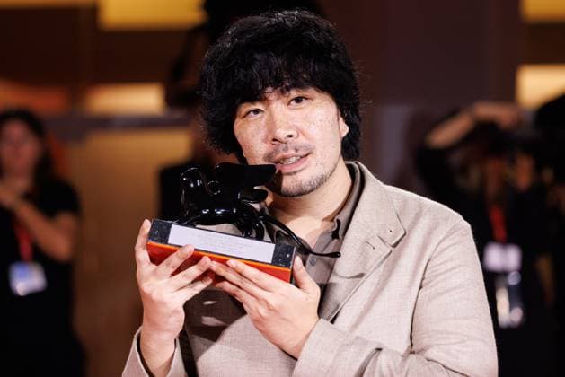 News - 2025 Winners Photocall - The 82nd Venice International Film Festival Akio Fujimoto poses with the Orizzonti Special Jury Prize for Hara Watan (Lost Land) during the winners photocall at the 82nd Venice International Film Festival on September 06, 2025 in Venice, Italy. Photo: Cinzia Camela. Lido di Venezia Palazzo del Cinema Italy Copyright: xCinziaxCamelax xLiveMediax LPN_2013011