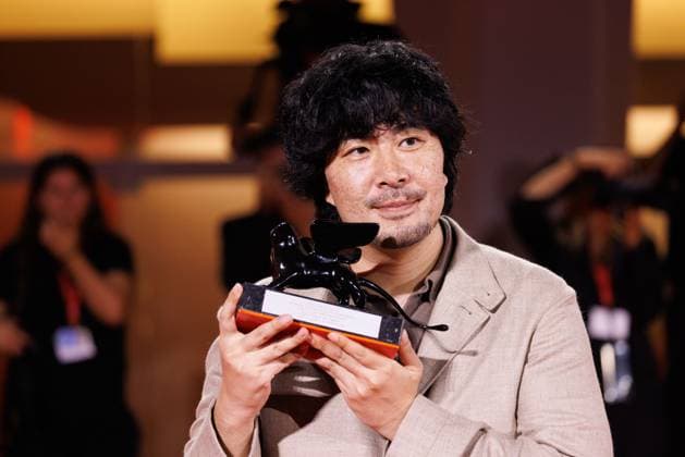 News - 2025 Winners Photocall - The 82nd Venice International Film Festival Akio Fujimoto poses with the Orizzonti Special Jury Prize for Hara Watan (Lost Land) during the winners photocall at the 82nd Venice International Film Festival on September 06, 2025 in Venice, Italy. Photo: Cinzia Camela. Lido di Venezia Palazzo del Cinema Italy Copyright: xCinziaxCamelax xLiveMediax LPN_2013012