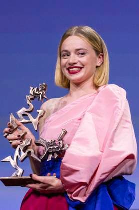 Luna Wedler with the Marcello Mastroianni Award for Best Newcomer Actress in Silent Friends at the award ceremony of the Biennale di Venezia 2025 82 Venice International Film Festival at the Palazzo del Cinema Venice, 06 09 2025 Foto:xDaziramx xFuturexImagex awards_5901