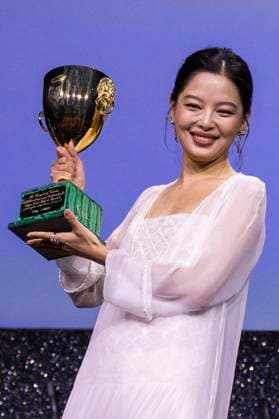 Xin Zhilei with the Coppa Volpi for Best Actress in The Sun Rises on Us All at the award ceremony of the Biennale di Venezia 2025 82 Venice International Film Festival at the Palazzo del Cinema Venice, 06 09 2025 Foto:xDaziramx xFuturexImagex awards_5902