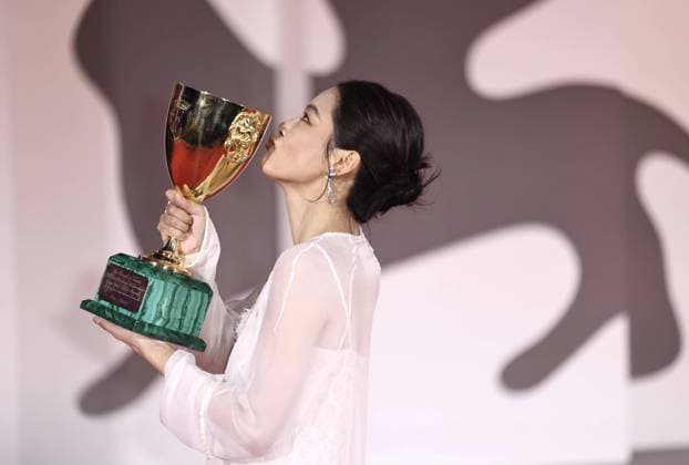250907 -- VENICE, Sept. 7, 2025 -- Xin Zhilei poses for a photo with the trophy after winning the Best Actress award of the 82nd Venice Film Festival in Venice, Italy, Sept. 6, 2025. Chinese actress Xin Zhilei won the Best Actress award Saturday night at the 82nd Venice Film Festival for her role in The Sun Rises on Us All. ITALY-VENICE-FILM FESTIVAL-BEST ACTRESS-XIN ZHILEI LixJing  ITALY-VENICE-FILM FESTIVAL-BEST ACTRESS-XIN ZHILEI IMAGO LixJing  imago images 1066140430