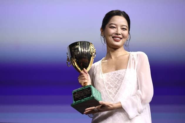 250907 -- VENICE, Sept. 7, 2025 -- Xin Zhilei poses for a photo with the trophy after winning the Best Actress award of the 82nd Venice Film Festival in Venice, Italy, Sept. 6, 2025. Chinese actress Xin Zhilei won the Best Actress award Saturday night at the 82nd Venice Film Festival for her role in The Sun Rises on Us All. ITALY-VENICE-FILM FESTIVAL-BEST ACTRESS-XIN ZHILEI LixJing  ITALY-VENICE-FILM FESTIVAL-BEST ACTRESS-XIN ZHILEI IMAGO LixJing  imago images 1066140436