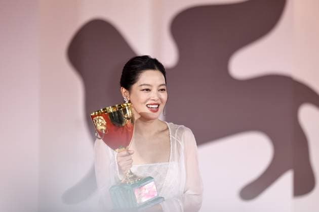 (250907) -- VENICE, Sept. 7, 2025 -- Xin Zhilei poses for a photo with the trophy after winning the Best Actress award of the 82nd Venice Film Festival in Venice, Italy, Sept. 6, 2025. Chinese actress Xin Zhilei won the Best Actress award Saturday night at the 82nd Venice Film Festival for her role in The Sun Rises on Us All. ) ITALY-VENICE-FILM FESTIVAL-BEST ACTRESS-XIN ZHILEI LixJing 